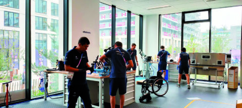 Dans l’atelier de réparation des Jeux Paralympiques