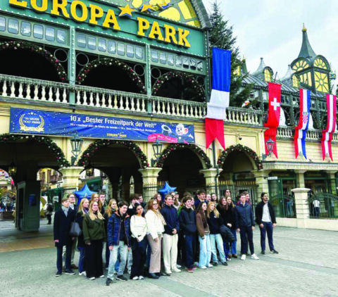 45 jeunes étudiants devant Europa-Park