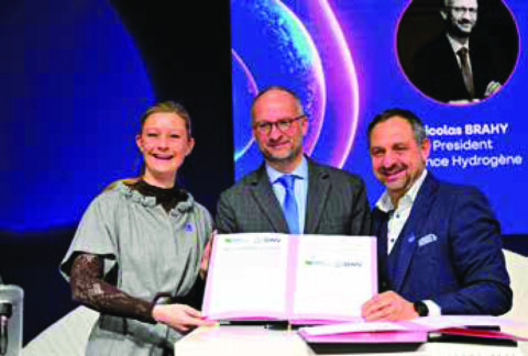 De g. à d. : Silke Frank, Présidente du Deutscher Wasserstoff-Verband (DWV), Nicolas Brahi Président de France Hydrogène et Jorgo Chatzimarkakis, CEO de l’association Hydrogen