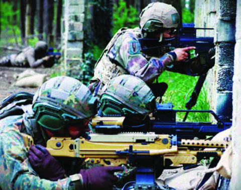 ©Liesmann, Des soldats français etallemands s’entrainent au tir dans le cadre de l’exercice Excellent Guardian auquel la BFA a participé en avril mai 2025.