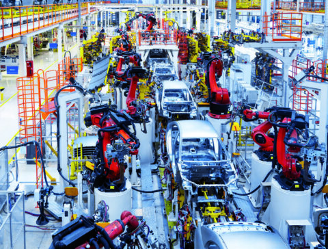 ©Freepik, Usine automobile