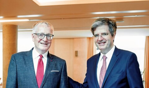 © Ambassade de France en Allemagne, Stephan Steinlein et François Delattre à l’Ambassade de France à Berlin. Malgré les nombreux sujets de divergence entre Paris et Berlin, les deux diplomates entretiennent des liens très amicaux. Une bonne entente qui a rendu possible cette interview commune et exclusive accordée à Acteurs du franco-allemand.
