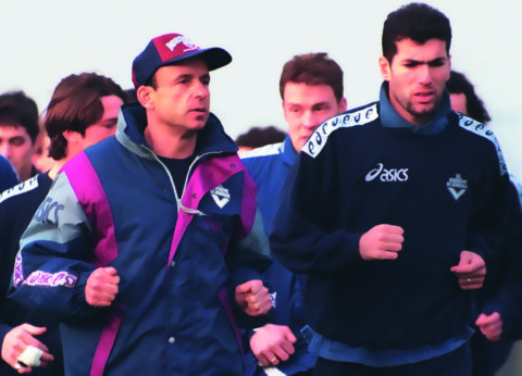 © picture-alliance / dpa, Gernot Rohr et Zinedine Zidane lors d’un entraînement des Girondins de Bordeaux en 1996.